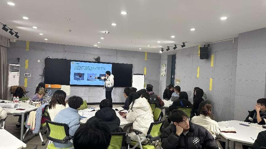 2 国家一流课程《材料成型CADCAE技术》授课（彭必友教授与万象城平台材料成型及控制工程2021级本科生1）